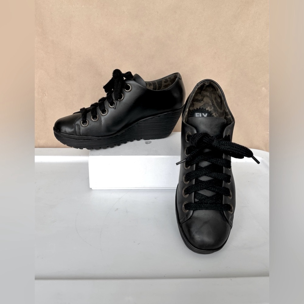 London Fly Wedge Lace Up Platform Black Leather Camo Lining Size 41 = 10 - 10.5